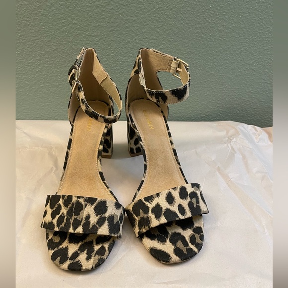 Old Navy size 9 animal print ankle strap shoes - Picture 2 of 7